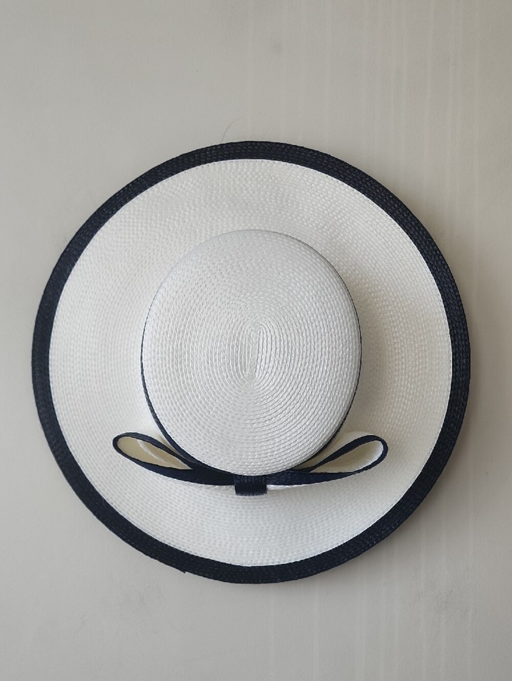 Classic White Straw Sun Hat with Black Trim and Bow. New Without Tag - Picture 3 of 14
